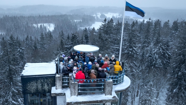 24. veebruari päikesetõus veedeti Suurel Munamäel, kus Rõuge vallavanem Britt Vahter koos noortega publiku hulgast heiskasid torni tippu sinimustvalge lipu. Esimest korda võeti viisijupp üles kohalike kooride toel. Foto: AIGAR NAGEL
